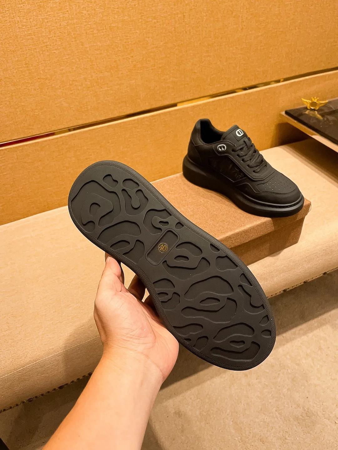 Men's shoes💰 440💰[Dior]🔥 High-end men's shoes brand official website 1:1 latest masterpiece: the upper is made of Italian imported first-layer cowhide with a comfortable and breathable lining➕original non-slip and wear-resistant outsole🔥, making walking more convenient and comfortable! An exclusive new model, a stunning work, a beautiful 1:1 replica [color] compared to the official quality! Create a fashionable personality to set off your uniqueness! A must-have for trendy men! Classic 🔥 Size: 38-44 Color: 🔥 2⃣️ colors available 🔥.